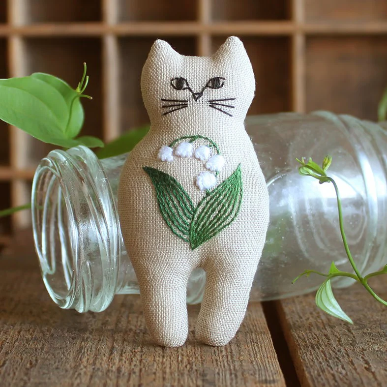 Embroidery Cat Brooch Kit - Lily