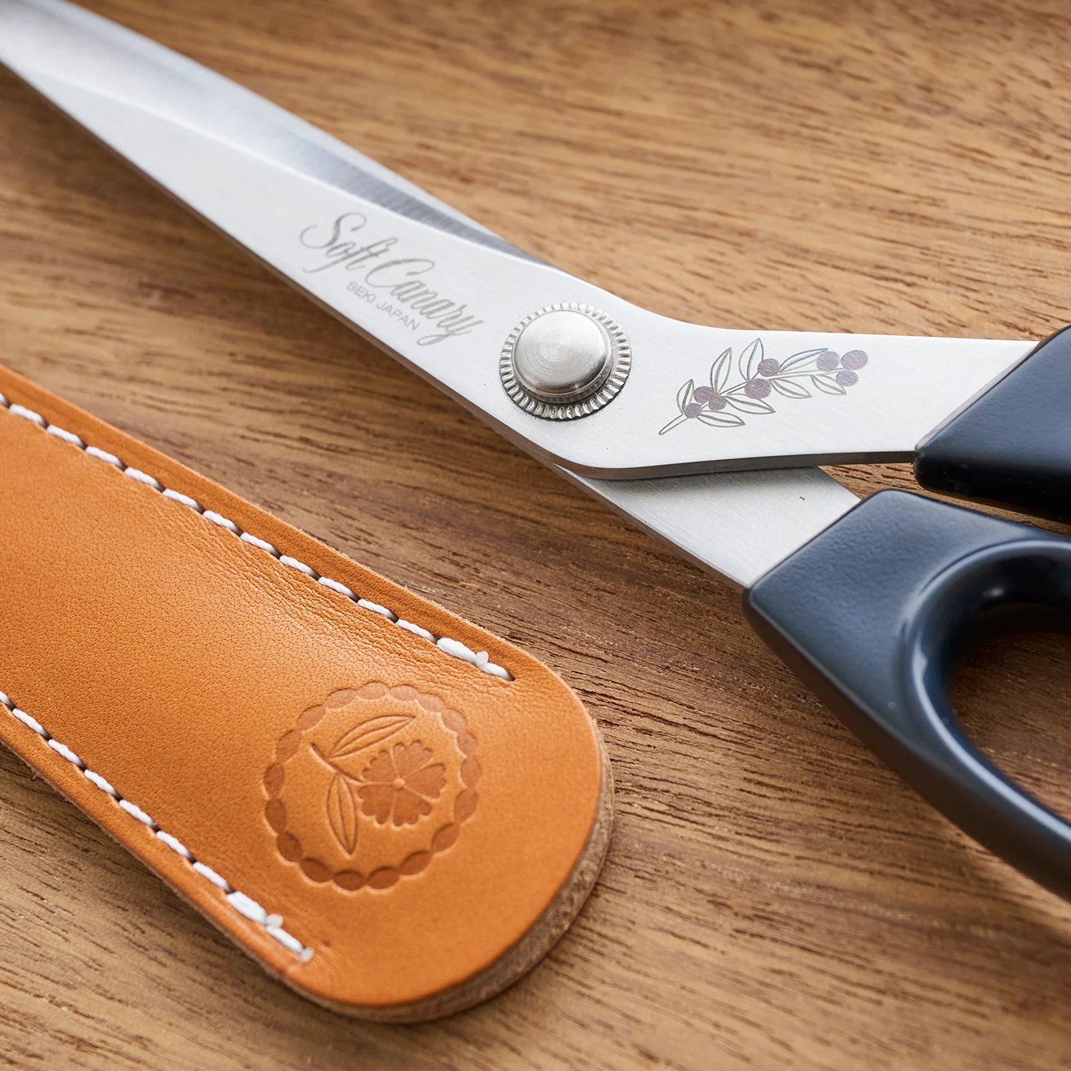 Bookhou Fabric Scissors with Leather Case - Image 2