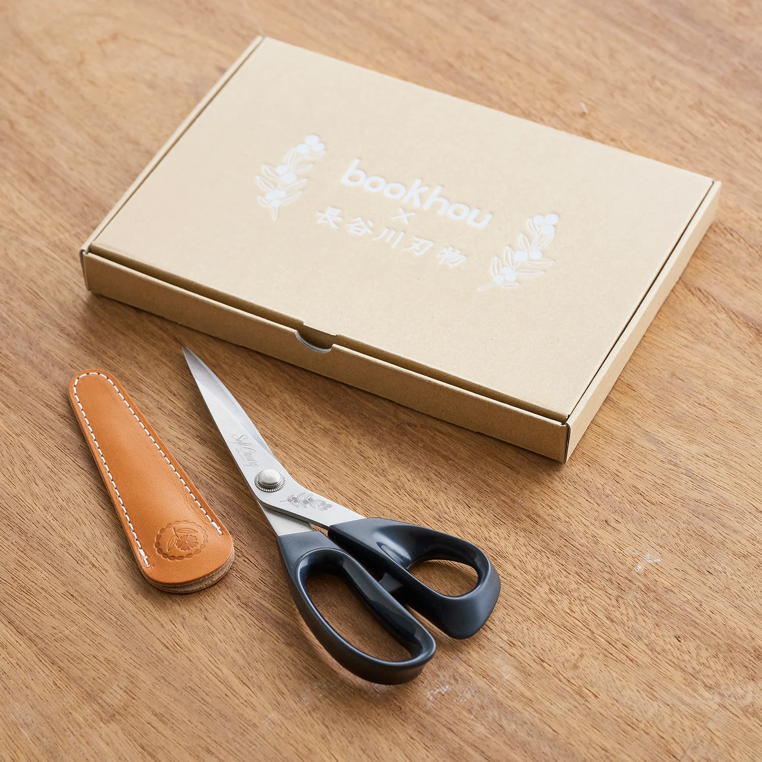 Bookhou Fabric Scissors with Leather Case - Image 6